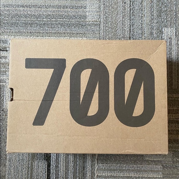 Yeezy Boost 700 Analog Size 9.5 Men’s. BARELY WORN - Picture 2 of 8